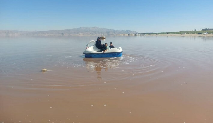 قایق سواری در دریاچه نمک