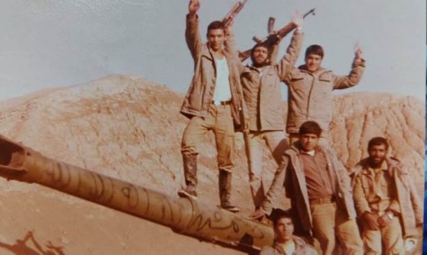 تصویری از شهید کریمی نژاد با تعدادی از رزمندگان در جبهه‌های جنگ